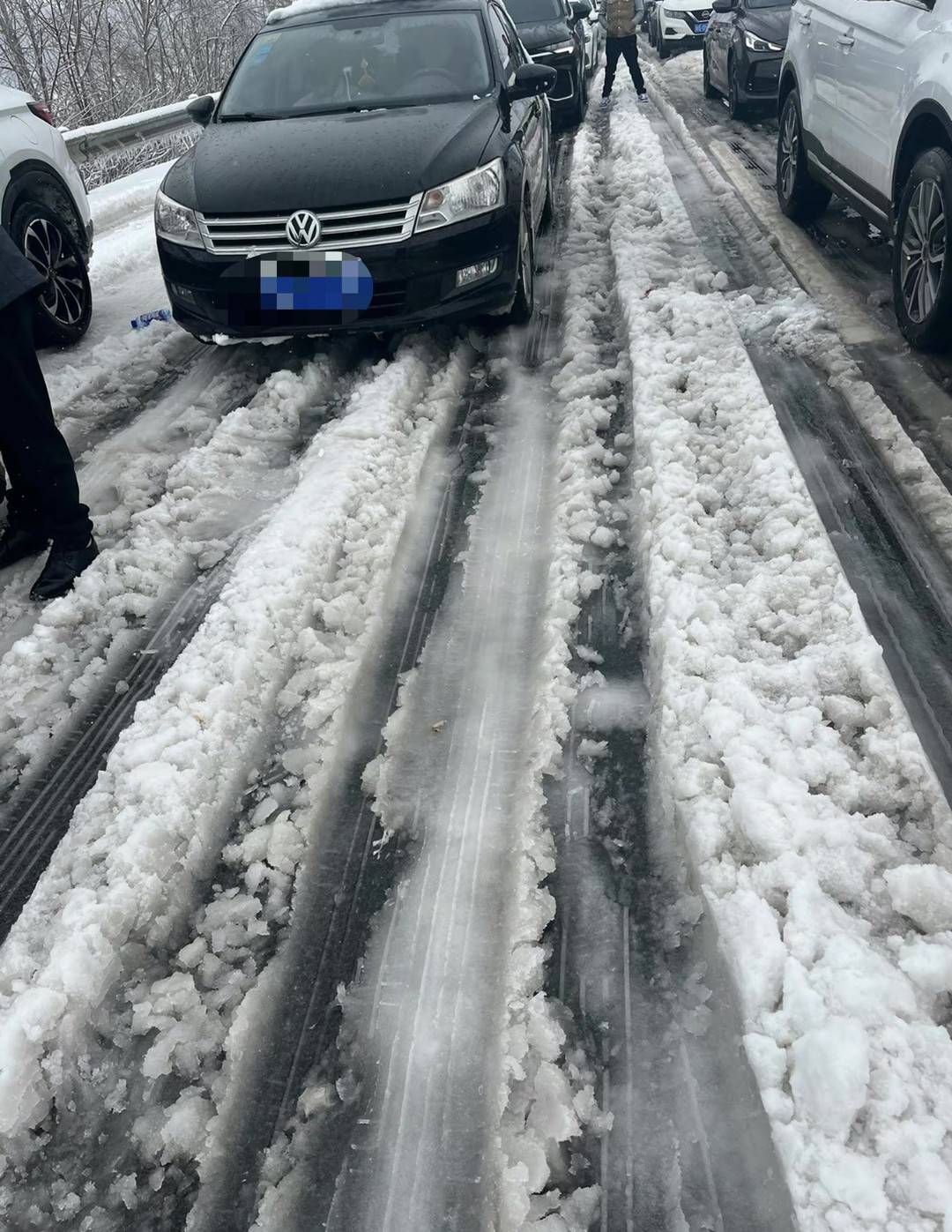 连线暴雪被困湖北高速的返乡人：雪太大了，有人徒步去附近村庄购买食物4