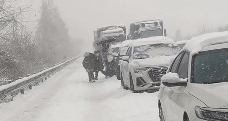 湖北暴雪被堵高速一夜，她把房车卫生间借给大伙儿排队使用1