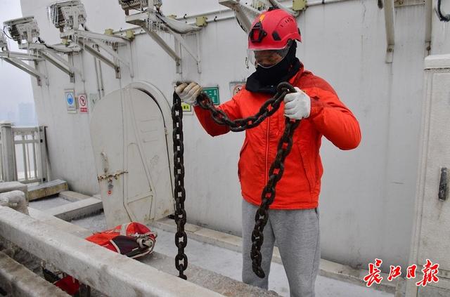 冻雨之后,工人从武汉二七长江大桥桥顶释放铁环除冰2