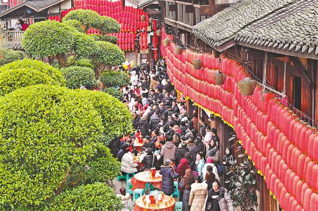 Scene of “1000-meter Long Banquet” (Photographed by Su Zhan / Visual Chongqing)