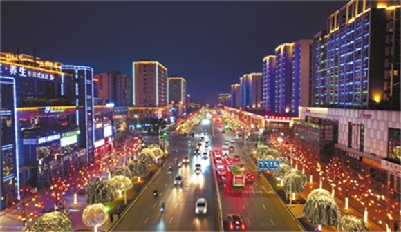 双桂城区桂西路迎春灯饰，流光溢彩，美轮美奂。 记者 向成国 摄