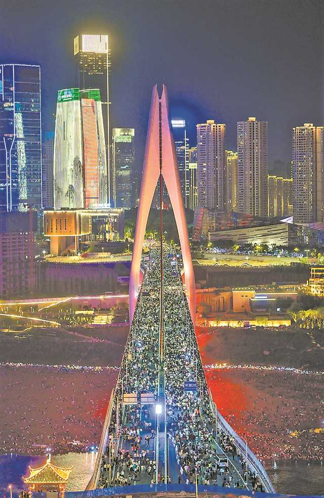 Known as the most tourist-friendly bridge in Chongqing, the Qiansimen Jialing River Bridge is always popular with visitors during holidays. (Photographed by Long Fan / Visual Chongqing)