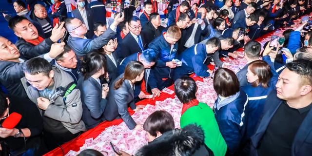 “数钱数到手抽筋”，河南一企业以数钱形式发奖金，数多少拿多少，总额超一亿元2