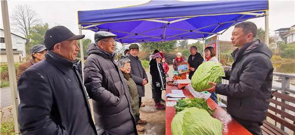 村民售卖蔬菜。通讯员 赵武强 摄