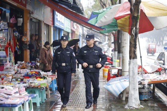 垫江县公安局经侦大队民警正在开展巡逻防控工作。垫江县公安局供图