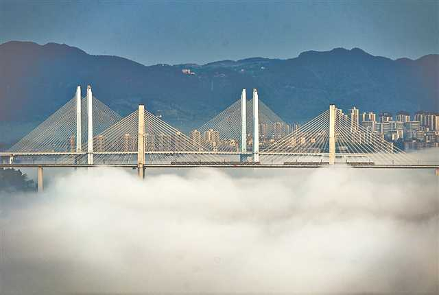 The newly-built Caijia Jialing River Bridge and Caijia Railway Bridge are important arteries in Chongqing today. (Photographed by Long Fan / Visual Chongqing)