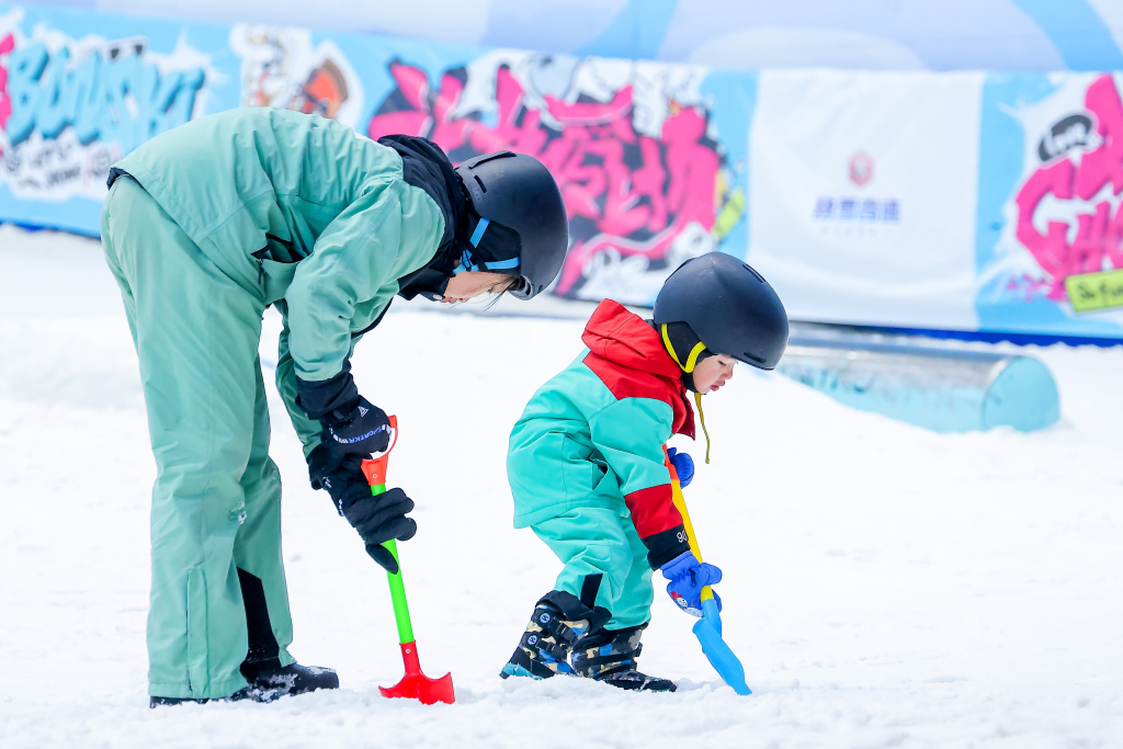 重庆热雪奇迹开启冰雪运动新玩法