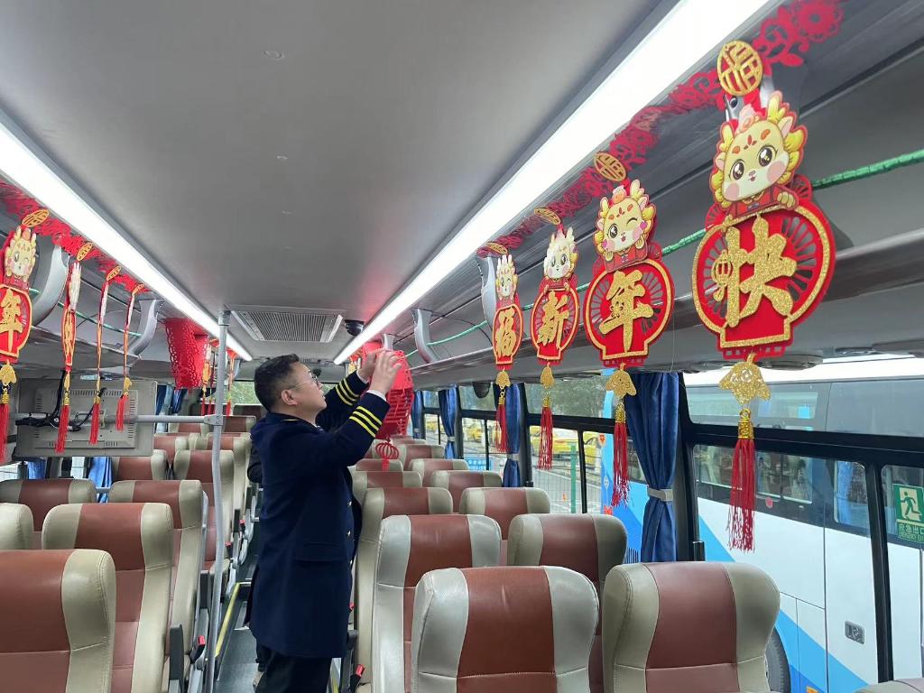 工作人员装扮车厢。重庆两江公交供图