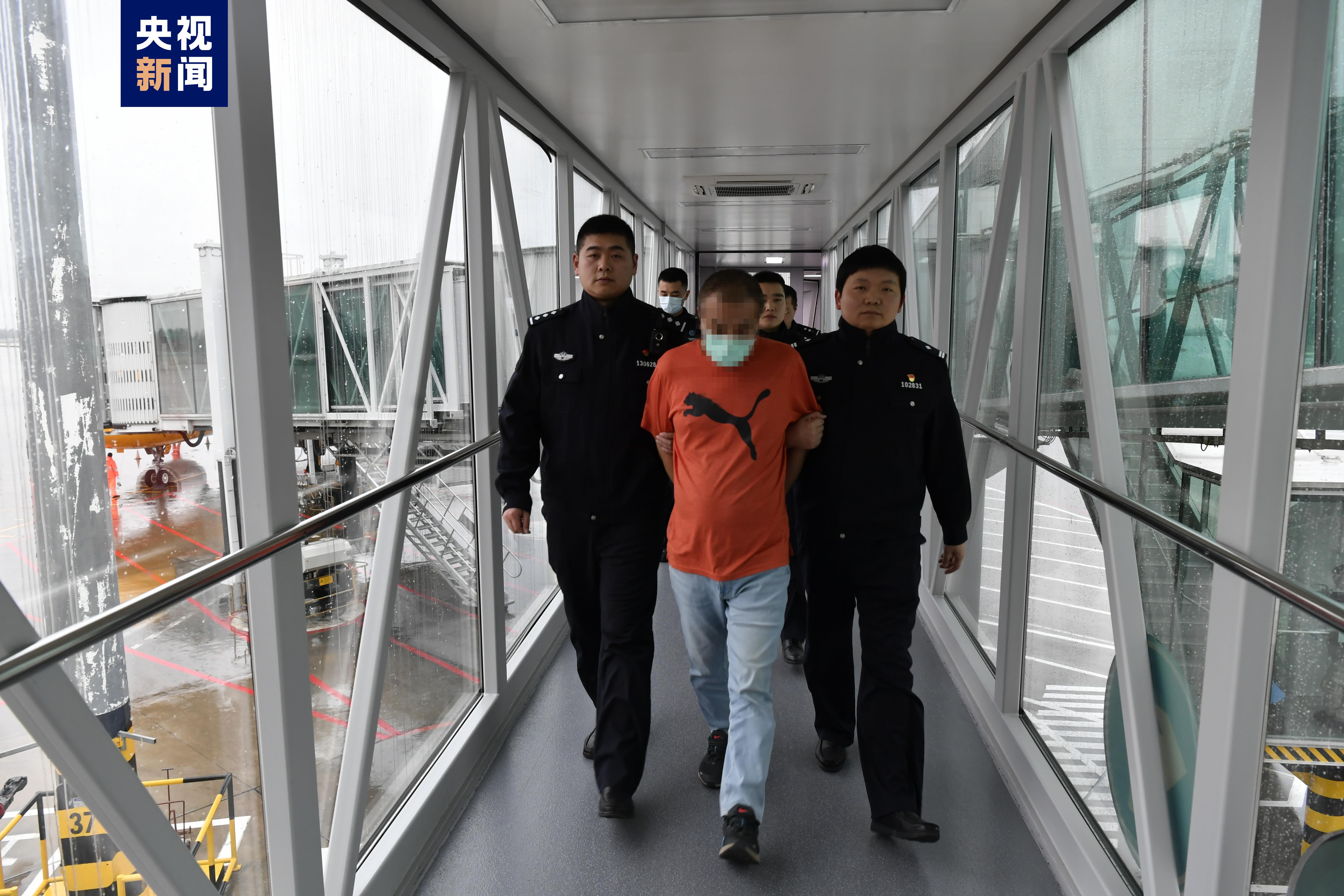 一名“红通”在逃犯罪嫌疑人被从新加坡遣返回国1