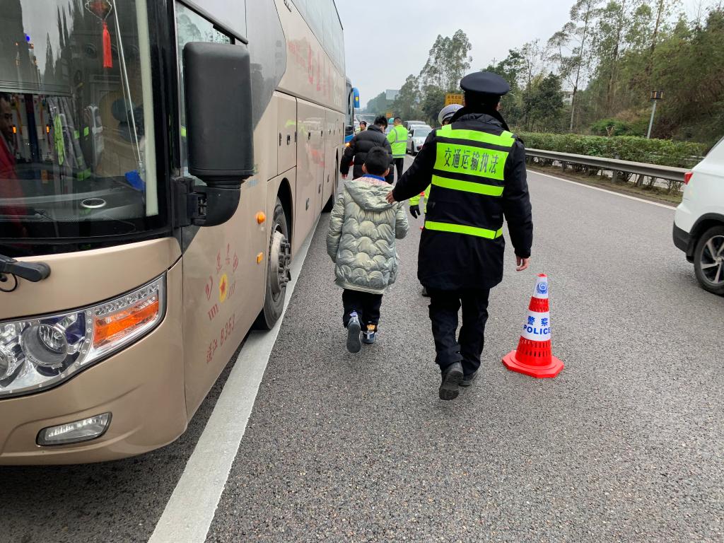 执法队员引导乘客换乘接驳车继续返程。重庆交通执法部门供图