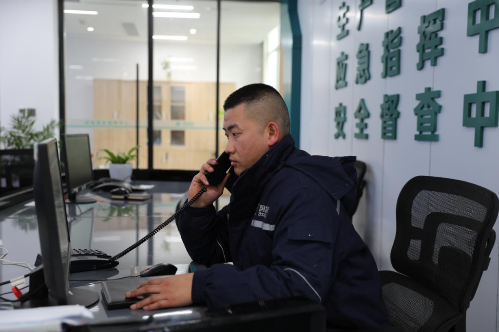 2月7日，国网重庆酉阳供电公司员工在生产管控中心、应急指挥中心、安全督察中心为一体的“三中心”值班。通讯员 黄菊 摄