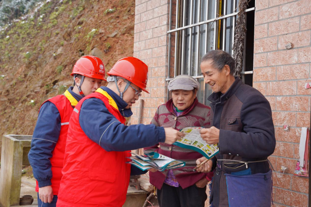 2月7日，国家重庆垫江供电公司员工在桂溪街道西山村开展春节安全用电宣传。通讯员 王鹏  摄