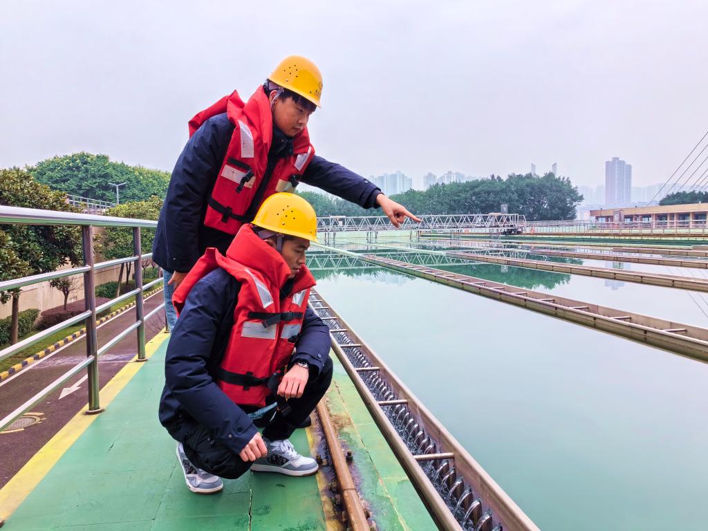 自来水厂工作人员加强运行巡检。重庆水务集团供图