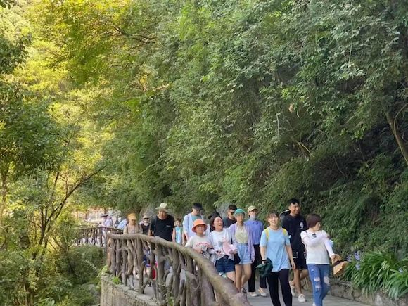 游客在武陵山大裂谷游览。涪陵交旅集团供图 华龙网发