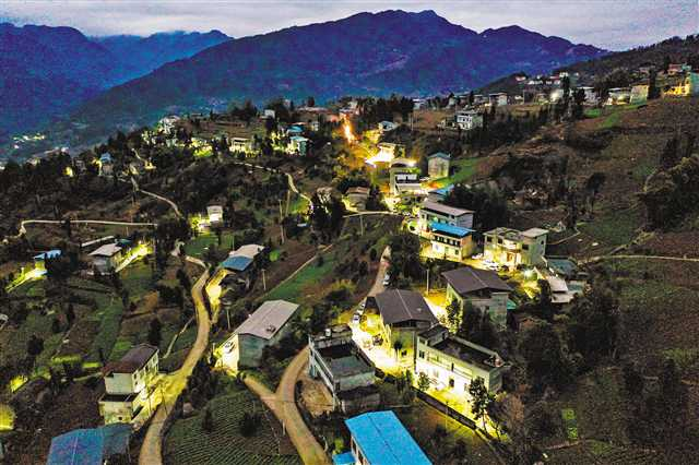 On February 1, at Lianhua Village, Pulian Township, Wuxi County, a farmhouse dam lit up by solar-powered street lamps in the evening.