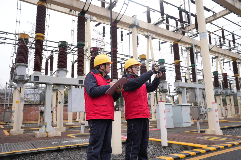 2月7日，国网重庆合川供电公司员工在220千伏花园变电站开展设备巡视测温，保障电力可靠供应。通讯员 高爱妮 摄