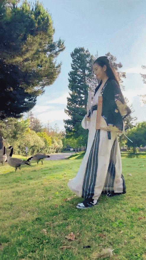 女孩创作“真人+漫画”变装视频获赞过亿，网友：内心住着安徒生5