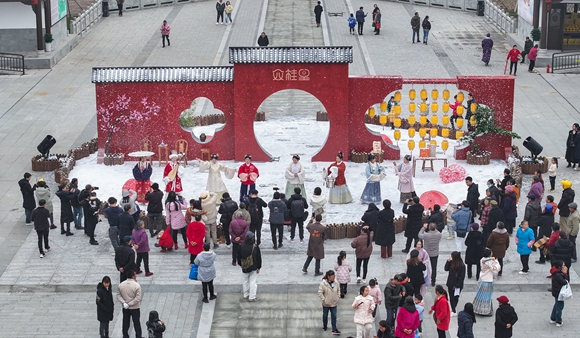 12月30日，双桂田园景区，国风服饰展演。记者 熊伟  摄