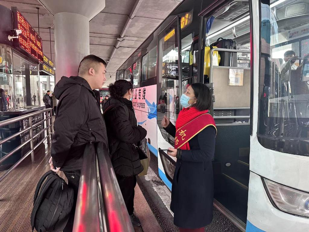 A staff guiding passengers to the bus (Photo provided by Chongqing Liangjiang Public Transport)