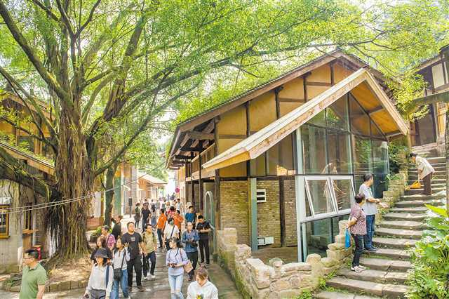 Visitors walked on the simple old street in Jingangbei, an ancient village of hot springs in Beibei. (File photo) (Photographed by Zhang Jinhui/Visual Chongqing)