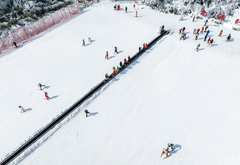 金佛山景区，游客正在滑雪。景区供图