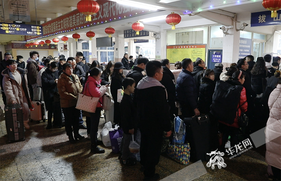 03，2月8日，重庆红旗河沟汽车站迎来春运高峰。华龙网首席记者 张质 摄