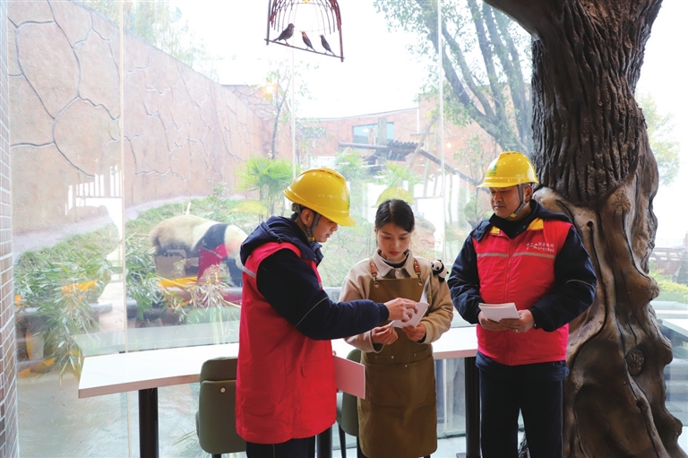 向大熊猫馆工作人员宣传安全用电知识。