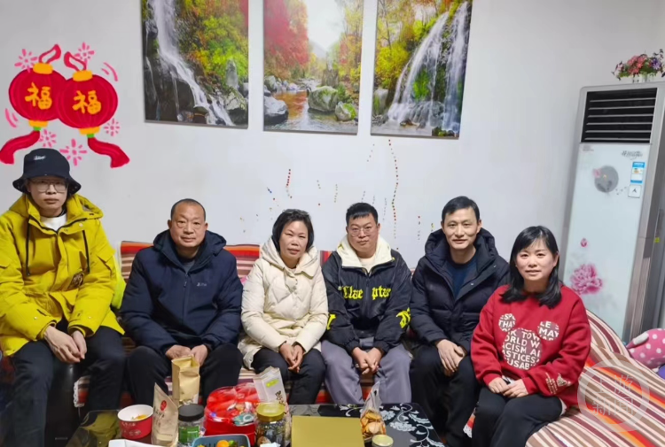 寻亲家庭的年三十：杨妞花和姐姐团年，悬赏百万寻子妈妈首次跟儿子吃年夜饭1