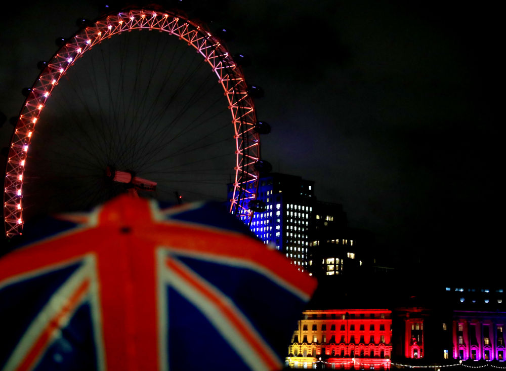 英国“伦敦眼”亮起中国红8