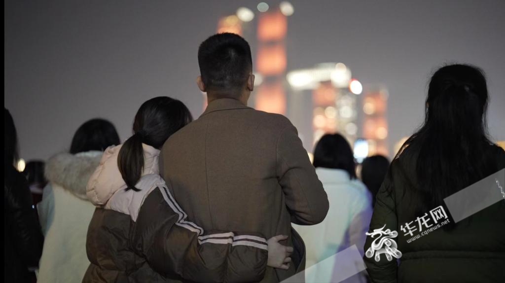 市民正在观看灯光秀表演。华龙网记者 李裕锟 摄