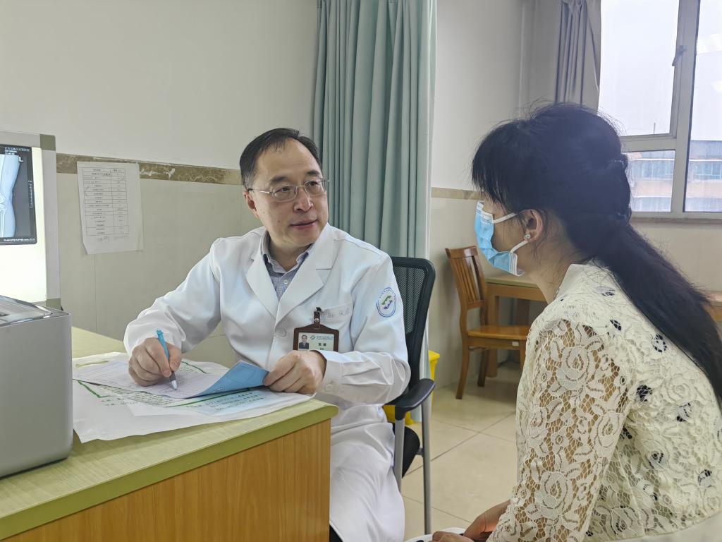 全国人大代表，重庆医科大学附属第一医院骨科教授、博士生导师张健。受访者供图