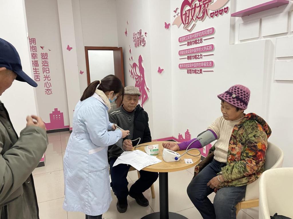 琏珠社区妇联配合望江医院开展65岁及以上老年人免费体检。郭家沱街道供图 华龙网发