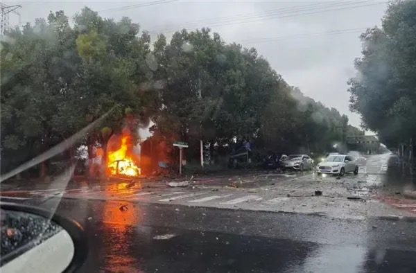 小鹏P7雨天超速失控翻飞散架后起火，小鹏汽车回应3