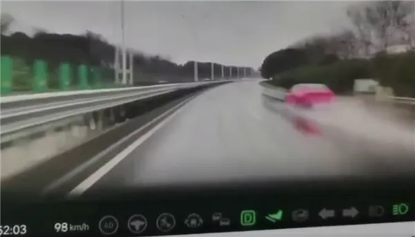 小鹏P7雨天超速失控翻飞散架后起火，小鹏汽车回应2