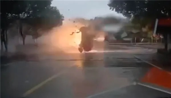 小鹏P7雨天超速失控翻飞散架后起火，小鹏汽车回应1