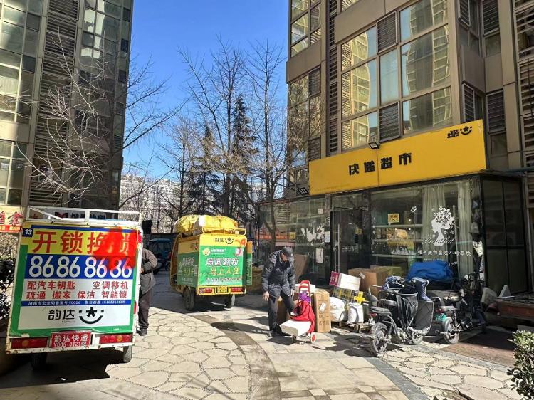 快递新规实施首日实探驿站 小哥直言“上门难”3
