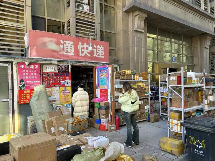 快递新规实施首日实探驿站 小哥直言“上门难”2