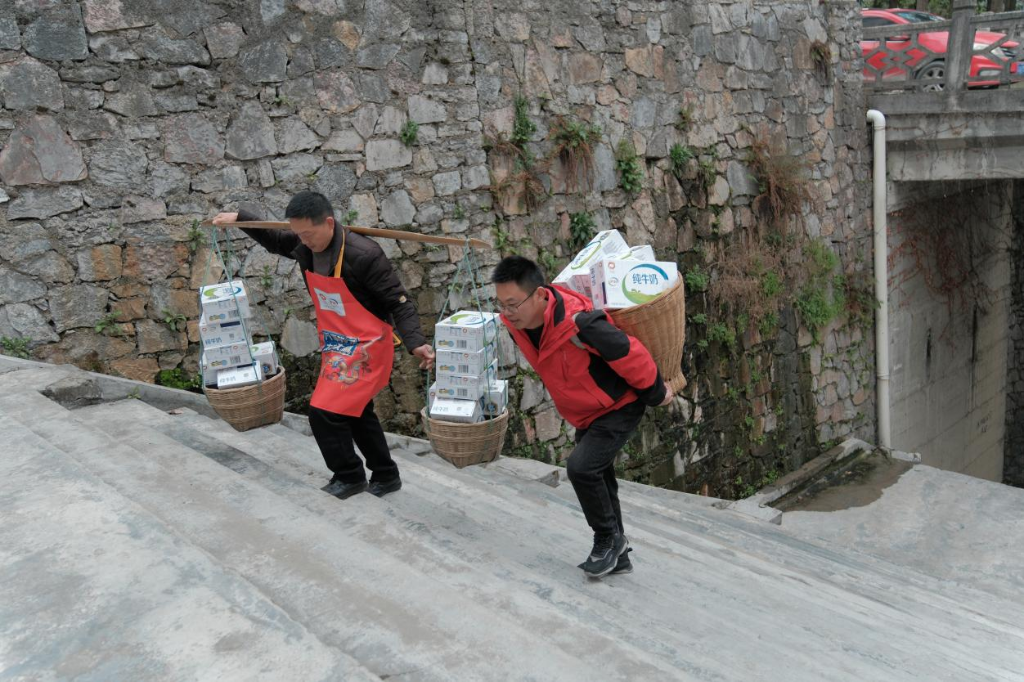 黔江“伊利棒棒军”正在送牛奶。伊利集团供图 华龙网发