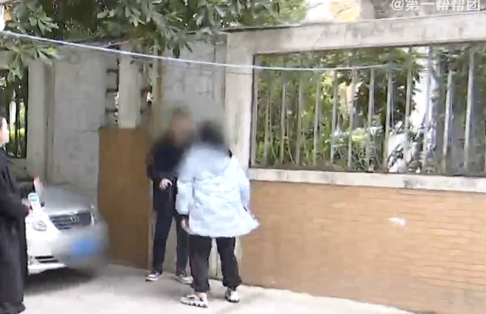 男子拒付22万元彩礼，女方愤怒引产后要求赔偿，男方该不该赔，法律这样规定1
