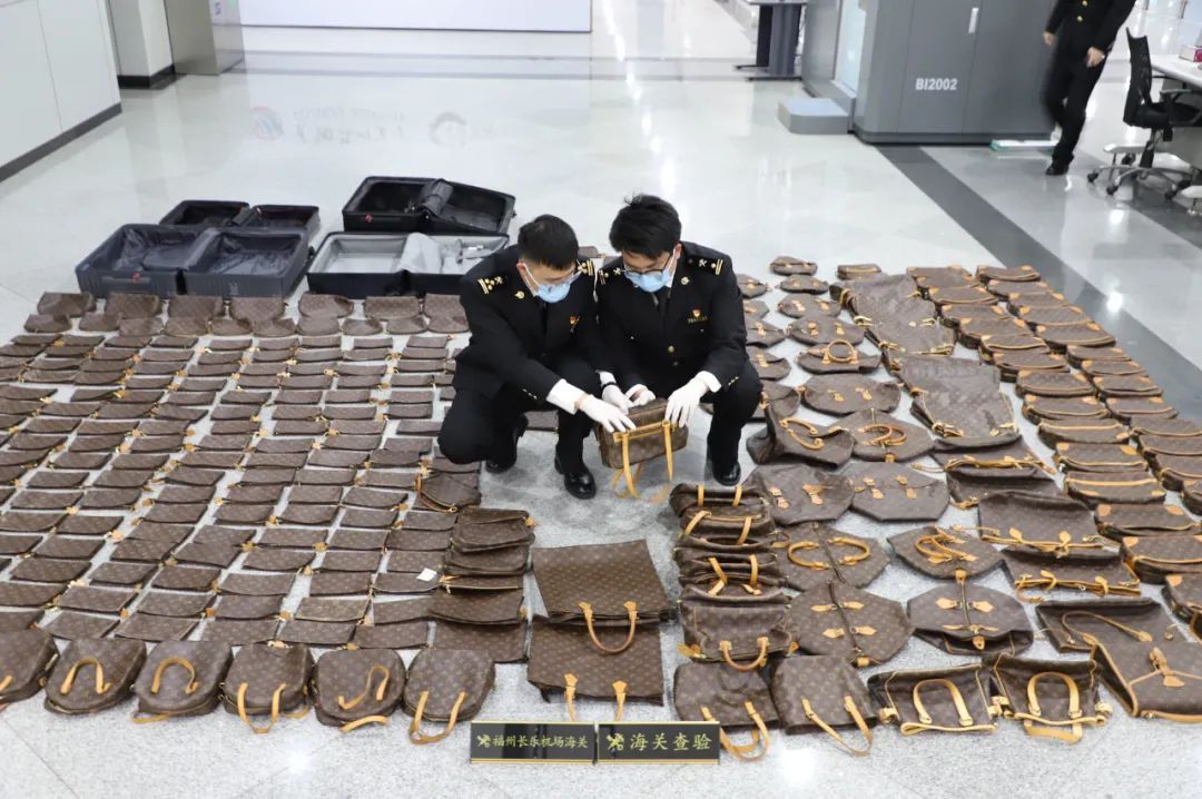 福州海关：一旅客携带316个旧LV包入境被查！二手奢侈品消费激增，这一行有人平均月薪达两三万元1