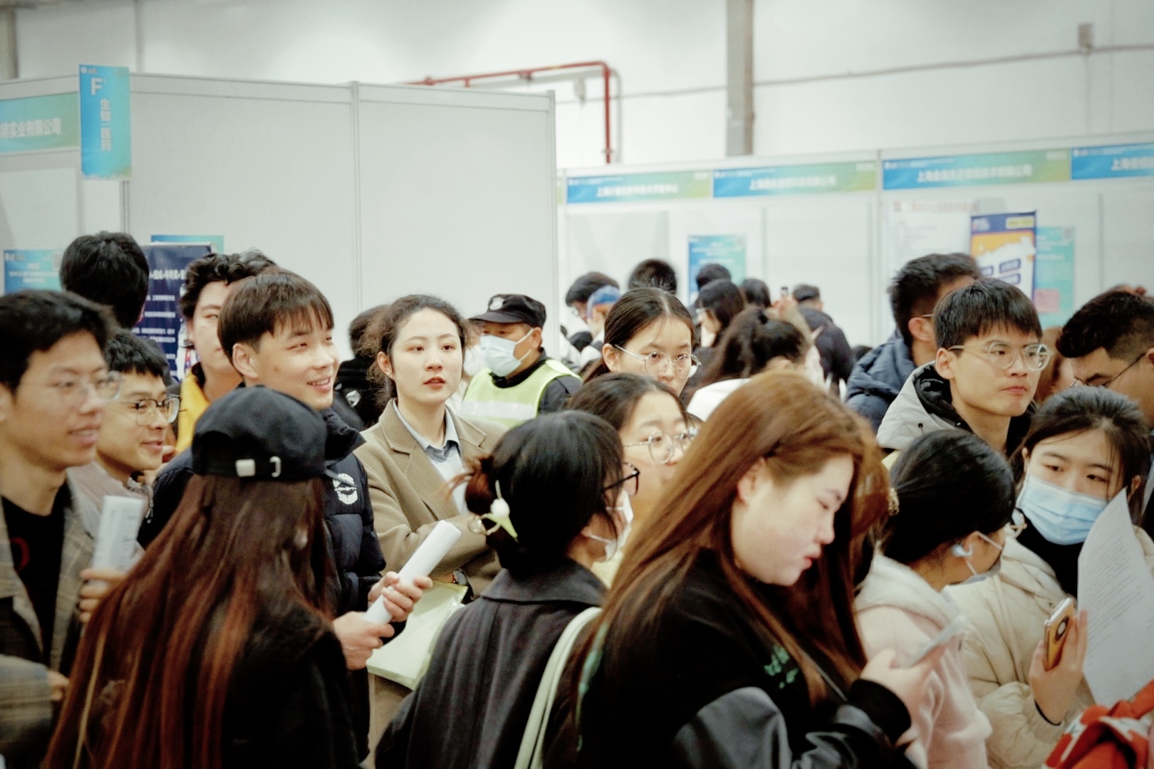 薪酬vs生活成本、深造vs就业，春季招聘会上的应届毕业生在纠结什么？3