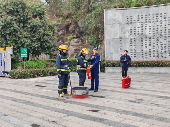 讲解灭火器使用方法