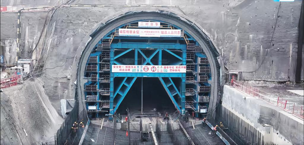 Shangmaochengbei Station, part of the Phase I Project of CRT Line 24, is under construction. (Photo provided by Chongqing Rail Transit Group)