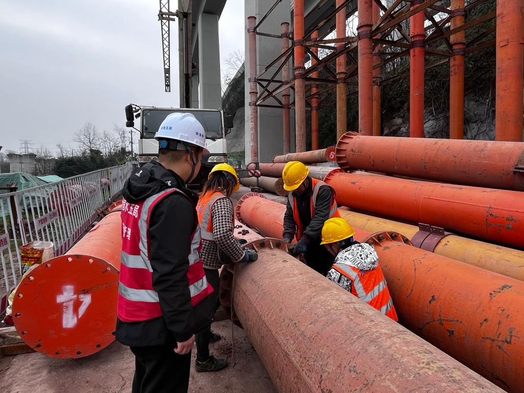 Workers are busy with the construction of steel pipe building frames for the eastern extension between Baileyuan and Liujiaping of CRT Line 6. (Photo provided by Chongqing Rail Transit Group)