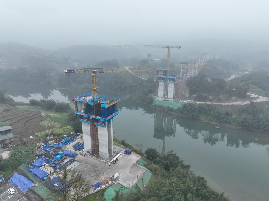 建设中的綦江河特大桥。重庆高速集团供图