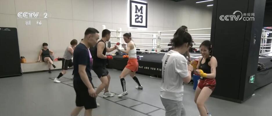 女性瑜伽裤卖爆了 1个小时能卖出200多条，平均价格在300元左右3