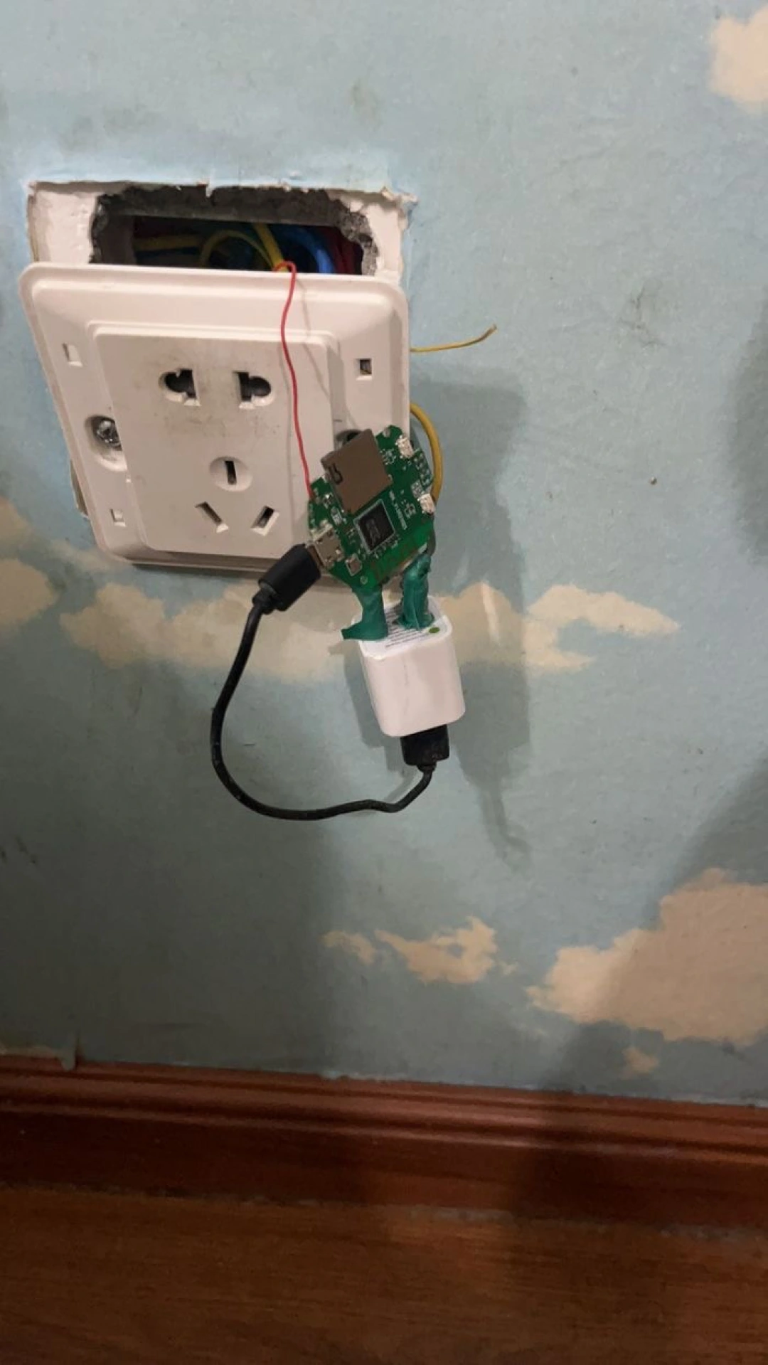 网友称入住济南一酒店公寓插座发现针孔摄像头，“投诉后被曝光身份证号”，酒店回应1