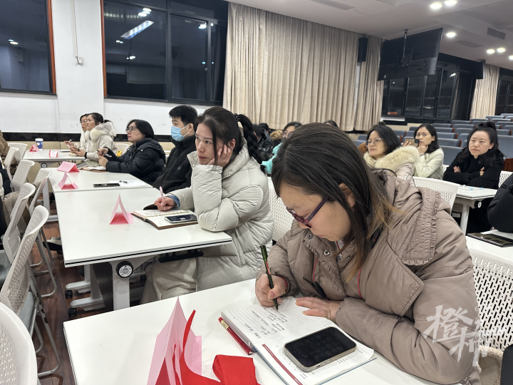 有一群爸妈，专门报班学习做父母1