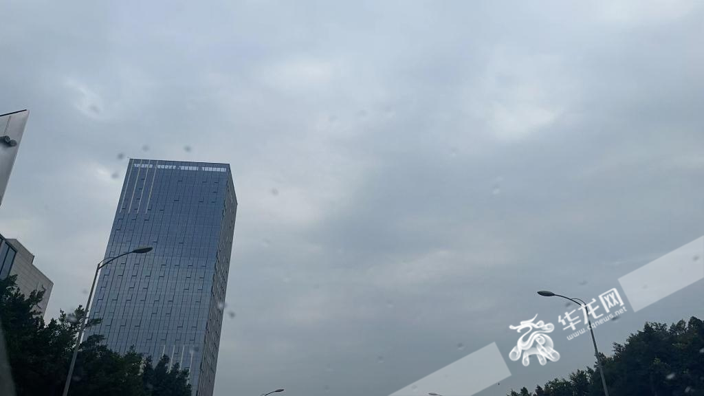 3月12日，重庆中心城区上空阴云密布。华龙网首席记者 杨洋 摄