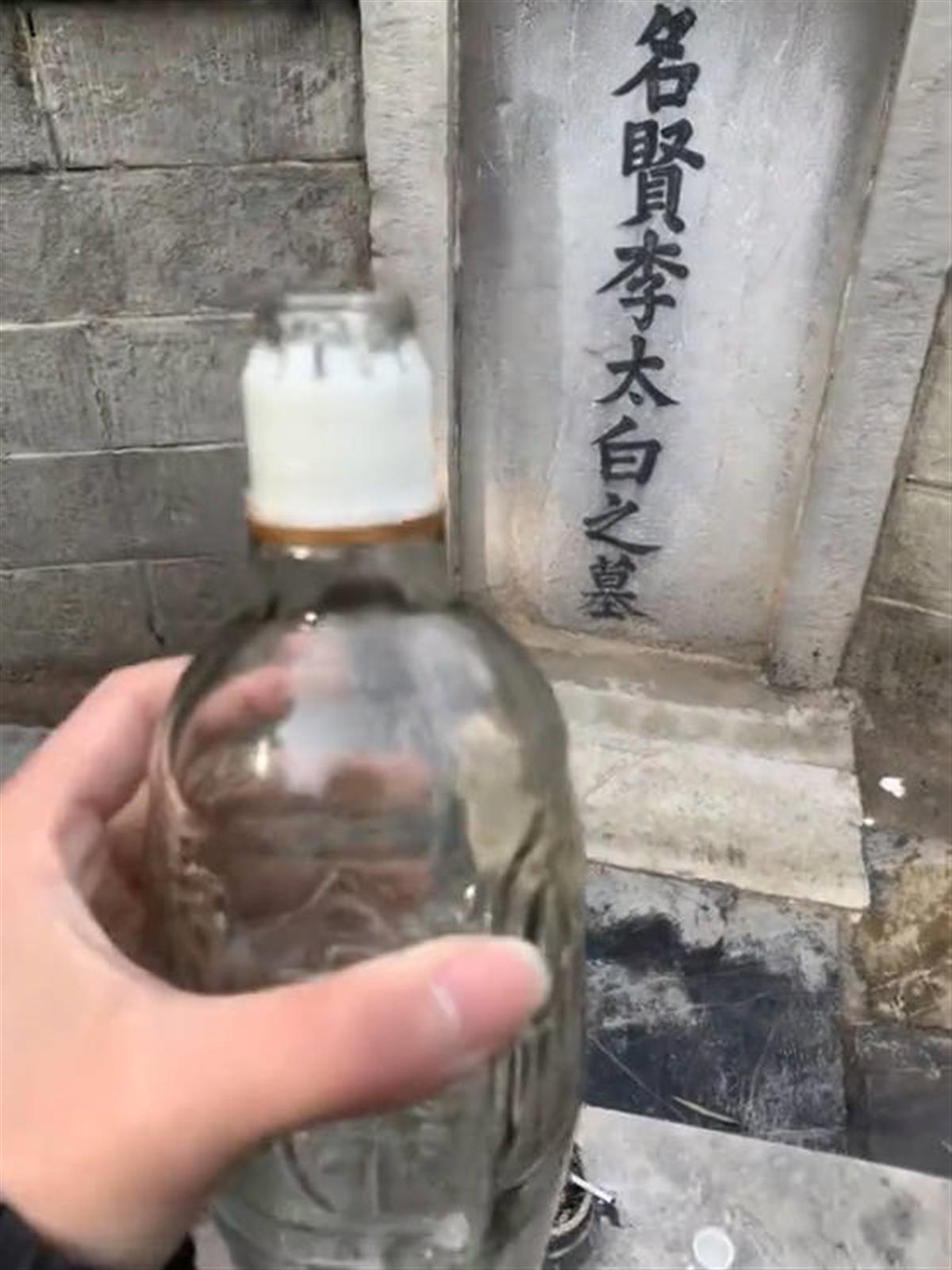 安徽小伙过生日突发奇想，骑车25公里到李白墓前与诗仙“对酌”